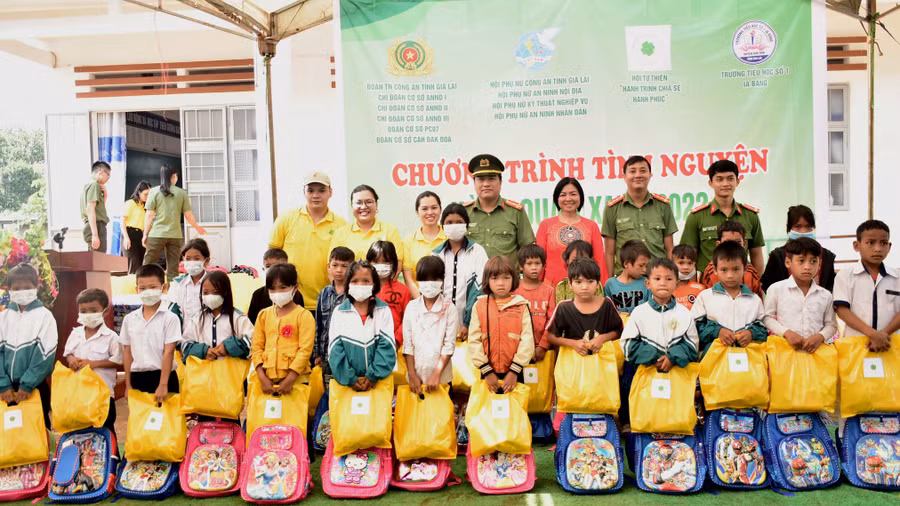 Chương trình tặng quà cho học sinh. Ảnh: Đinh Yến