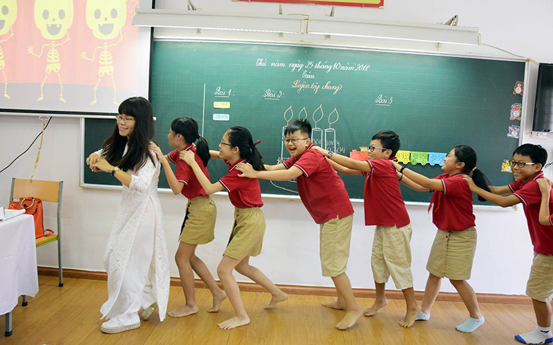 Một giờ sinh hoạt ngoại khóa tại Trường tiểu học Lý Thái Tổ, thành phố Hà Nội. Một giờ sinh hoạt ngoại khóa tại Trường tiểu học Lý Thái Tổ, thành phố Hà Nội.