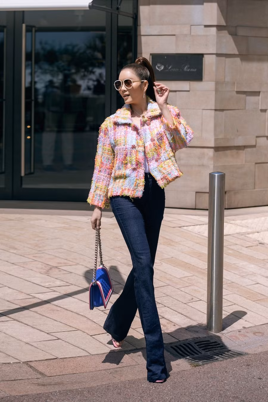 Đúng với tinh thần của street style là tiếng nói của một thế hệ tự do, Lý Nhã Kỳ biến đường phố châu Âu thành sàn diễn thời trang của mình. Skinny jeans, áo sơ mi với boots cao khi kết hợp cùng nhau giúp tôn lên hình thể của diễn viên "Kẻ thứ ba". Đúng với tinh thần của street style là tiếng nói của một thế hệ tự do, Lý Nhã Kỳ biến đường phố châu Âu thành sàn diễn thời trang của mình. Skinny jeans, áo sơ mi với boots cao khi kết hợp cùng nhau giúp tôn lên hình thể của diễn viên