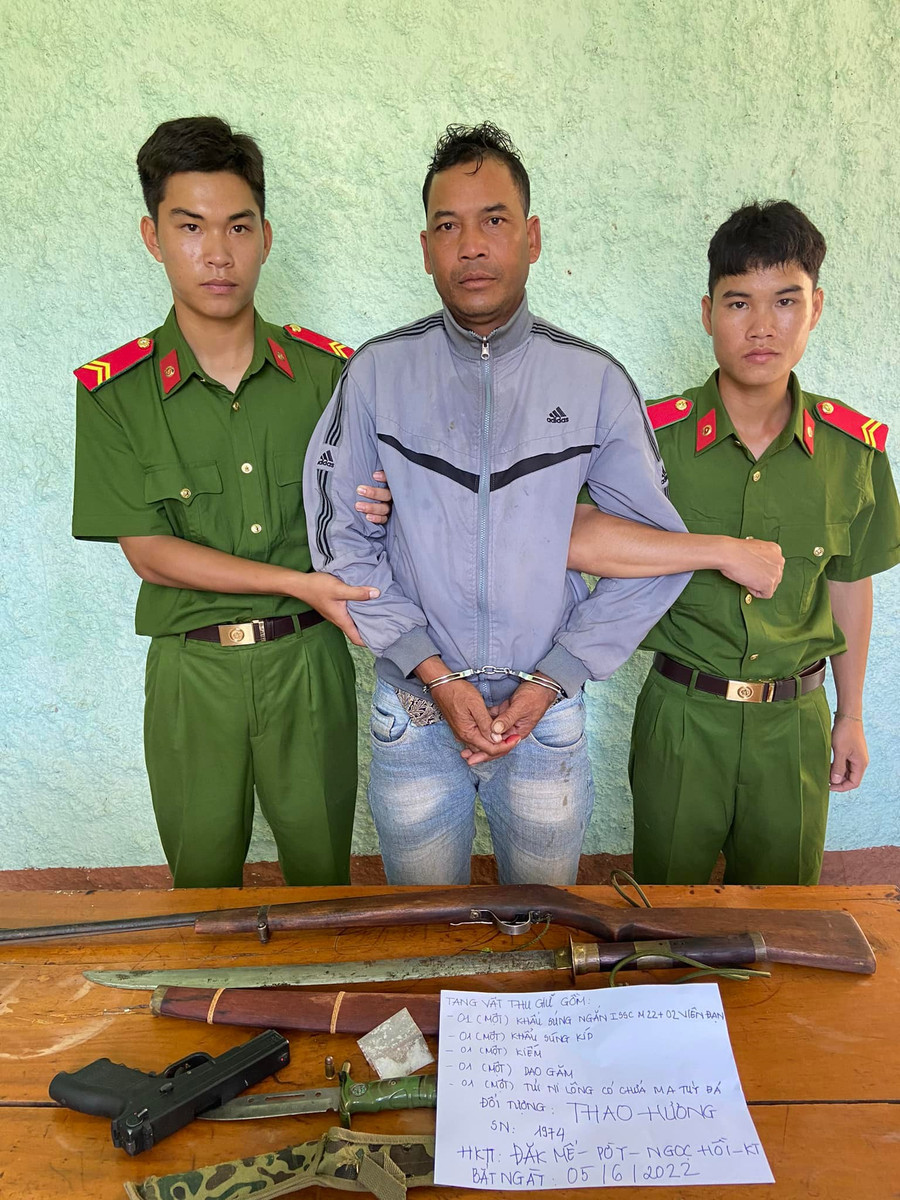 Đối tượng Thao Hương cùng tang vật tại cơ quan Công an (Ảnh do Công an huyện Ngọc Hồi cung cấp) Đối tượng Thao Hương cùng tang vật tại cơ quan Công an (Ảnh do Công an huyện Ngọc Hồi cung cấp)