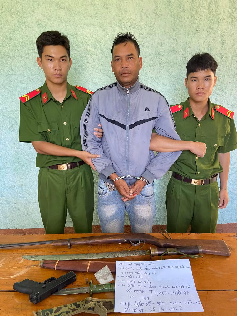 Đối tượng Thao Hương cùng tang vật tại cơ quan Công an (Ảnh do Công an huyện Ngọc Hồi cung cấp)