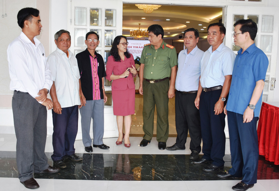 Lãnh đạo Ban Dân vận Trung ương, Ủy ban Dân tộc, UBND tỉnh Gia Lai, các sở, ngành, người có uy tín trao đổi bên lề Hội thảo. Ảnh: Đinh Yến