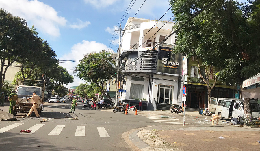 Pleiku: Tai nạn giữa xe khách và xe tải, 4 người bị thương ảnh 1 Hiện trường vụ tai nạn. Ảnh: Huỳnh Mi