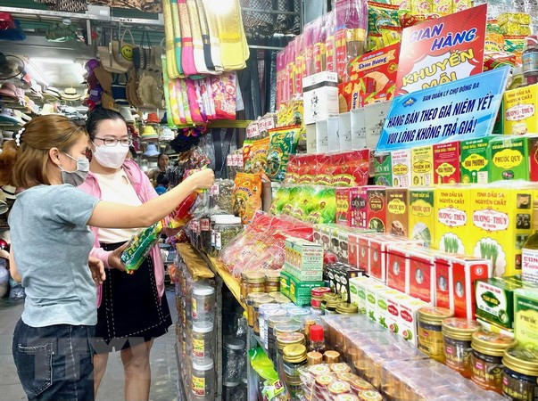 Du khách lựa chọn quà khi đến chợ Đông Ba. (Ảnh: Mai Trang/TTXVN) Du khách lựa chọn quà khi đến chợ Đông Ba. (Ảnh: Mai Trang/TTXVN)