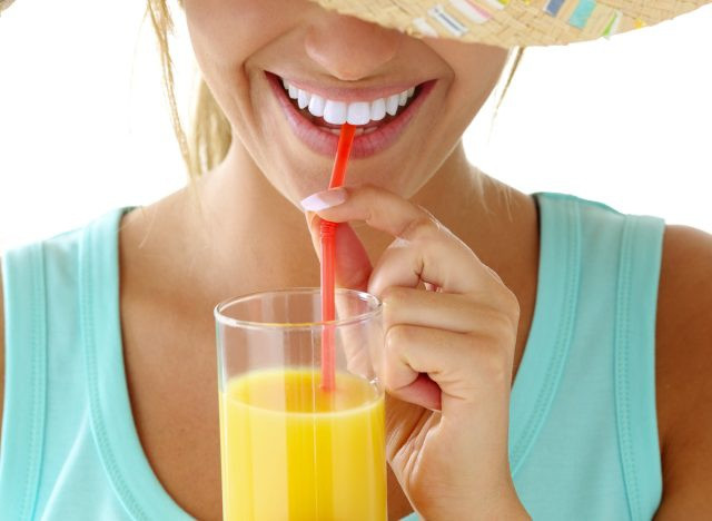Cách tốt nhất để uống nước cam nhằm kéo dài tuổi thọ của bạn là uống nước cam mới vắt, vì nó không chứa đường dư thừa và chất làm ngọt nhân tạo. Ảnh: shutterstock Cách tốt nhất để uống nước cam nhằm kéo dài tuổi thọ của bạn là uống nước cam mới vắt, vì nó không chứa đường dư thừa và chất làm ngọt nhân tạo. Ảnh: shutterstock