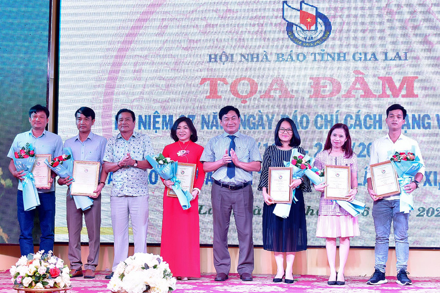 Ông Huỳnh Kiên-Tổng Biên tập Báo Gia Lai, Chủ tịch Hội Nhà báo trao giải B cho các tác giả. Ảnh: Đức Thụy