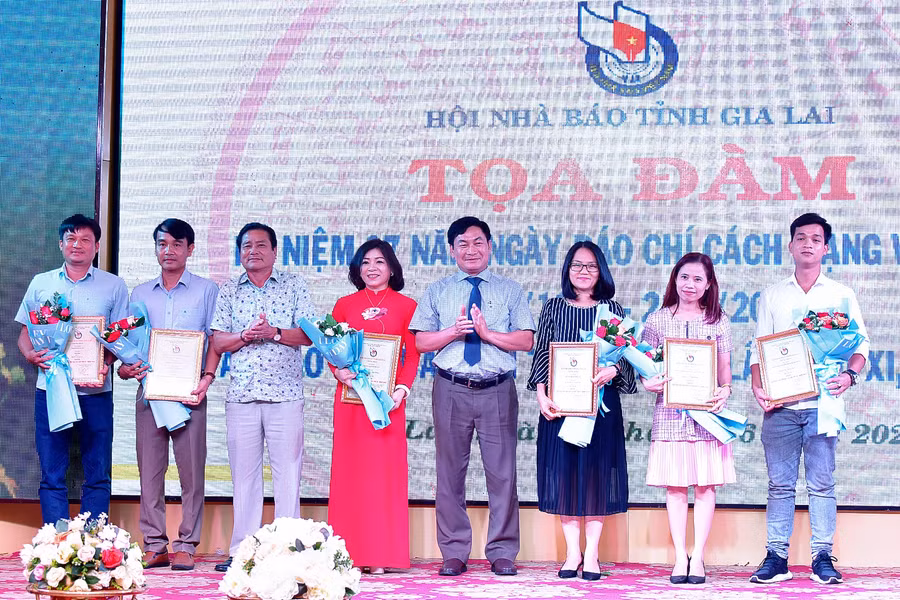 Ông Huỳnh Kiên-Tổng Biên tập Báo Gia Lai, Chủ tịch Hội Nhà báo trao giải B cho các tác giả. Ảnh: Đức Thụy