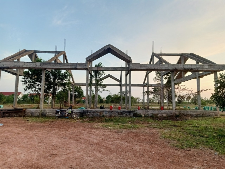 Chợ La Lốp chưa xây dựng xong, đã bỏ hoang gần 10 năm qua. Ảnh: Hoàng Bình