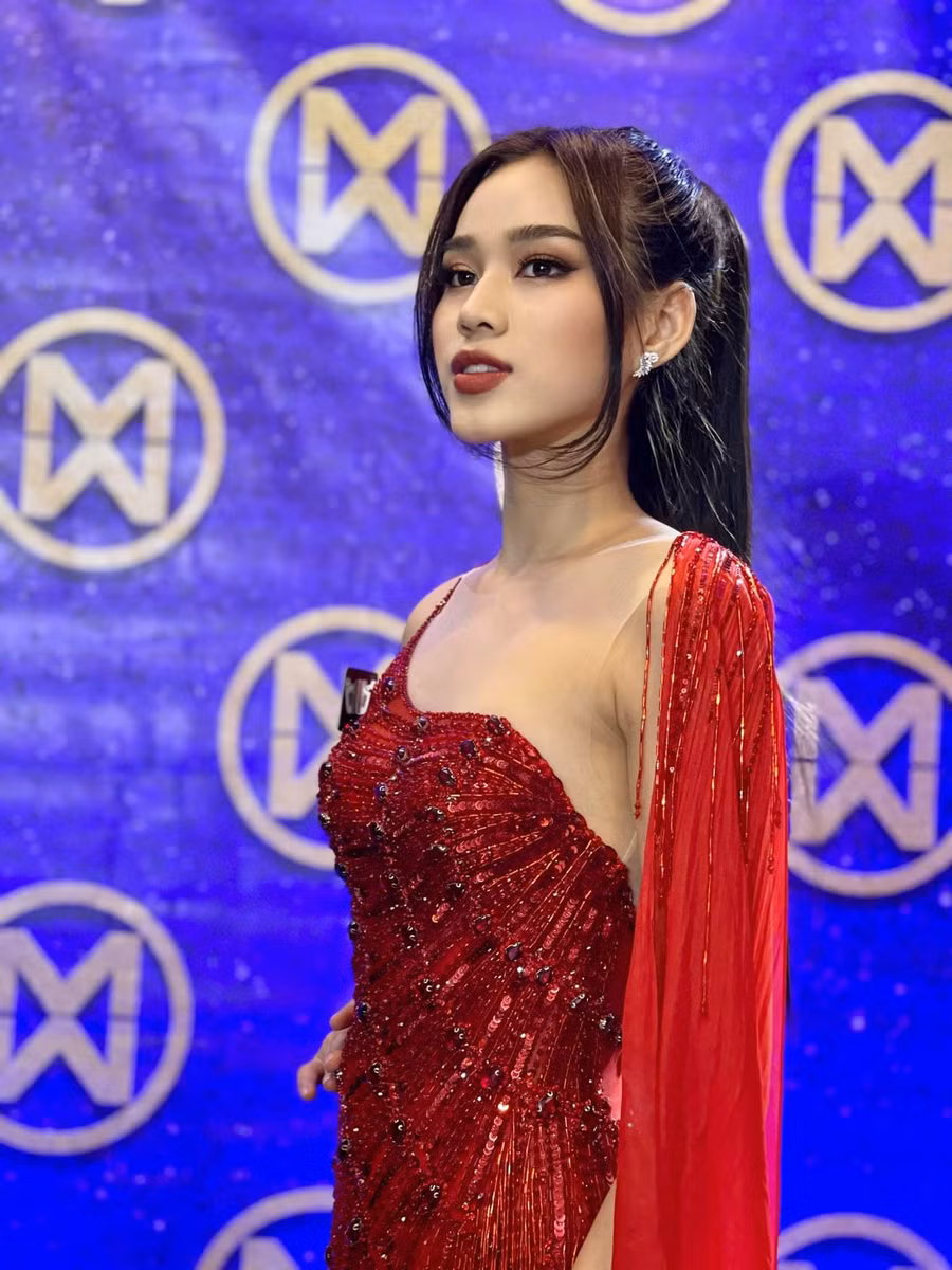  Trong cùng một bộ trang phục nhưng với kiểu tóc khác nhau, Hoa hậu Đỗ Thị Hà lại mang thần thái khác nhau.