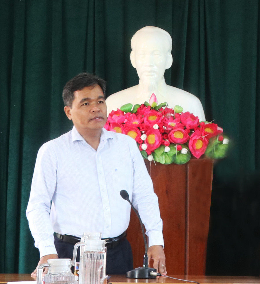 Bí thư Tỉnh ủy Hồ Văn Niên mong muốn 2 đồng chí tiếp tục phát huy tinh thần đoàn kết, thống nhất để xây dựng Đảng bộ huyện ngày càng trong sạch, vững mạnh. Ảnh: Ngọc Minh Bí thư Tỉnh ủy Hồ Văn Niên mong muốn 2 đồng chí cùng với Thường trực, Ban Thường vụ Huyện ủy và Ban Chấp hành Đảng bộ huyện phát huy tinh thần đoàn kết, thống nhất để xây dựng Đảng bộ huyện ngày càng trong sạch, vững mạnh.