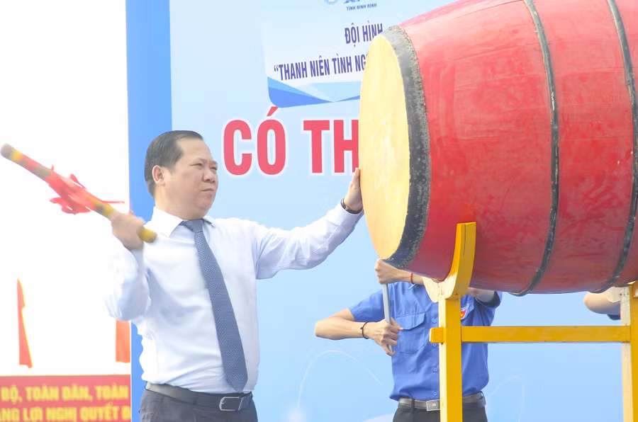 Ông Nguyễn Phi Long đánh trống phát động Chiến dịch thanh niên tình nguyện hè năm 2022. Ảnh: Hoàng Trọng