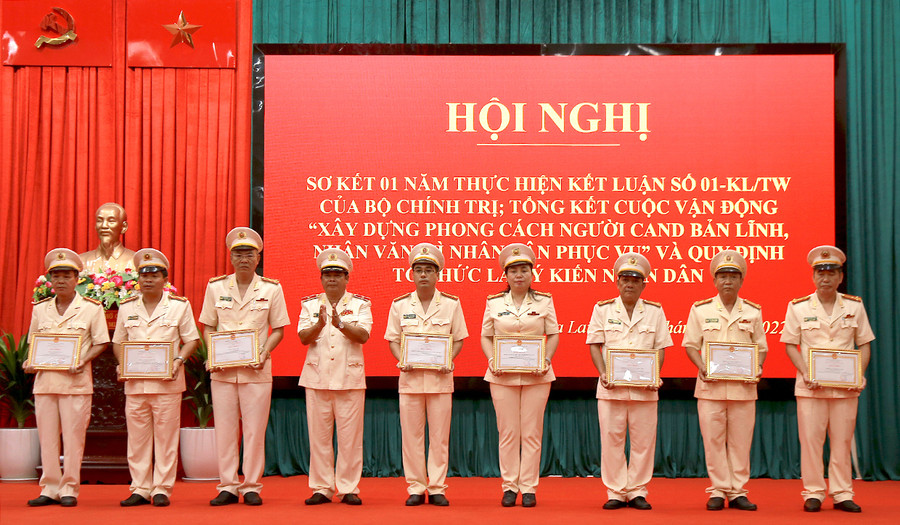 Thiếu tướng Rah Lan Lâm-Giám đốc Công an tỉnh (thứ 4 từ trái sang) tặng giấy khen cho các tập thể, cá nhân có thành tích xuất sắc. Ảnh: Quang Thái Thiếu tướng Rah Lan Lâm-Giám đốc Công an tỉnh (thứ 4 từ trái sang) tặng giấy khen cho các tập thể, cá nhân có thành tích xuất sắc. Ảnh: Quang Thái