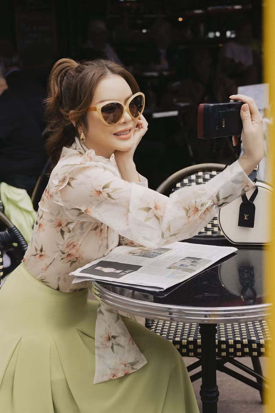 Trái ngược với những bộ cánh lộng lẫy được đầu tư khủng trên thảm đỏ, bộ ảnh street style trên đường phố Pháp, Ý cho thấy gu thẩm mỹ đời thường cá tính, thu hút của Lý Nhã Kỳ. Trái ngược với những bộ cánh lộng lẫy được đầu tư khủng trên thảm đỏ, bộ ảnh street style trên đường phố Pháp, Ý cho thấy gu thẩm mỹ đời thường cá tính, thu hút của Lý Nhã Kỳ.