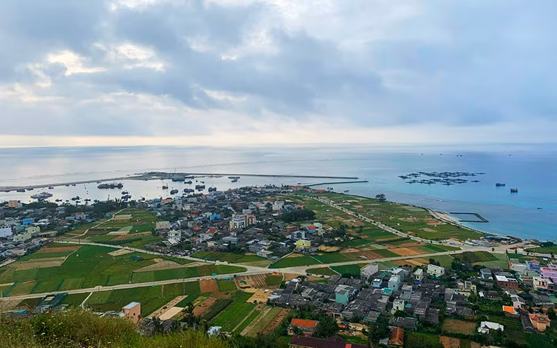 Một góc huyện đảo Lý Sơn nhìn từ đỉnh núi Thới Lới.