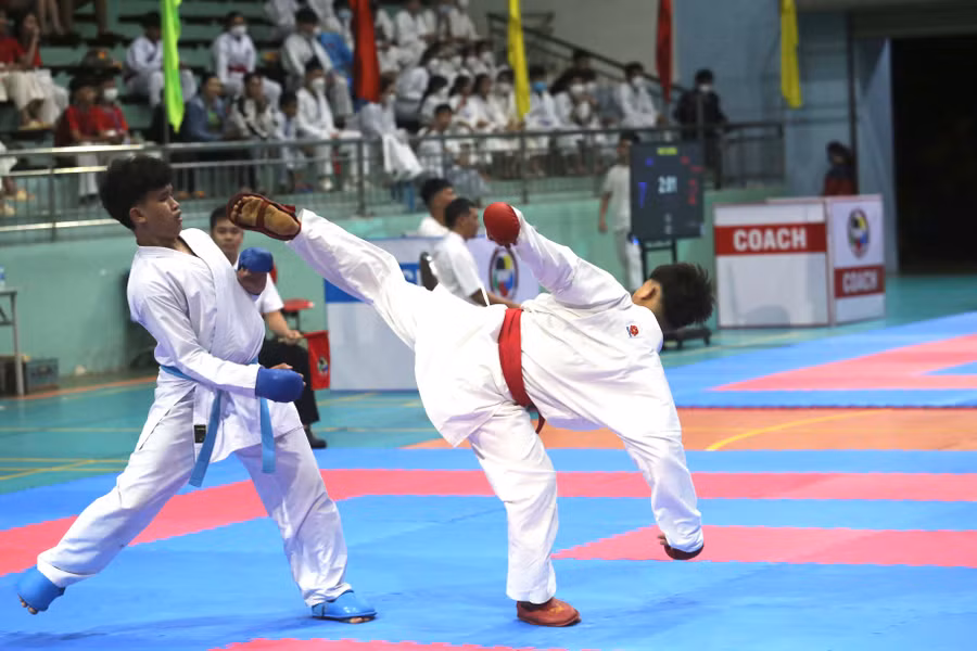 Các võ sĩ trẻ trình diễn những cú đánh đẹp mắt tại Giải Vô địch Karate toàn tỉnh. Ảnh: Lê Văn Ngọc