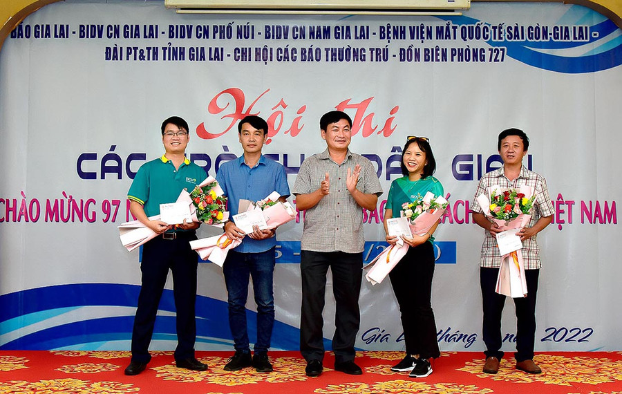 Ông Huỳnh Kiên-Tổng Biên tập Báo Gia Lai (thứ 3 từ trái sang) trao giải cho các đơn vị có thành tích xuất sắc nhất tại hội thi. Ảnh: Đức Thụy Ông Huỳnh Kiên-Tổng Biên tập Báo Gia Lai trao giải cho các đơn vị có thành tích xuất sắc nhất tại Hội thi. Ảnh: Văn Ngọc