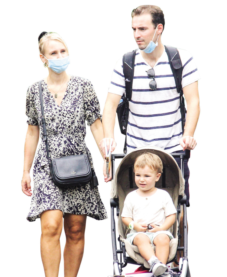 Vợ chồng du khách nước ngoài thong dong dạo bước tham quan phố cổ Hội An dịp nghỉ lễ 1.5. Ảnh: Mạnh Cường Vợ chồng du khách nước ngoài thong dong dạo bước tham quan phố cổ Hội An dịp nghỉ lễ 1.5. Ảnh: Mạnh Cường