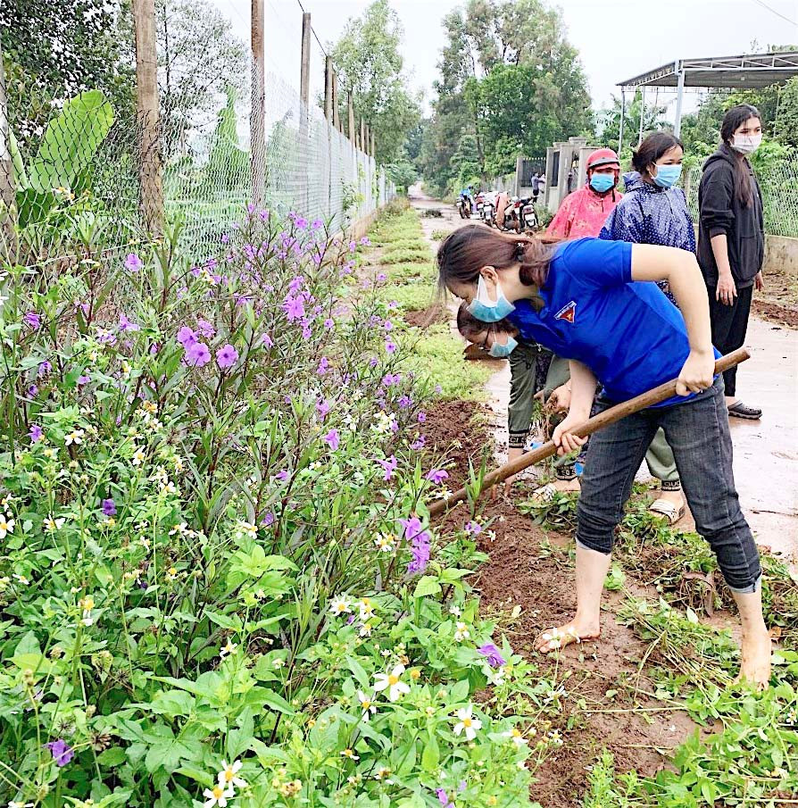 Đoàn viên, thanh niên xã Biển Hồ góp sức xây dựng nông thôn mới tại các làng đồng bào dân tộc thiểu số. Ảnh: Mộc Trà