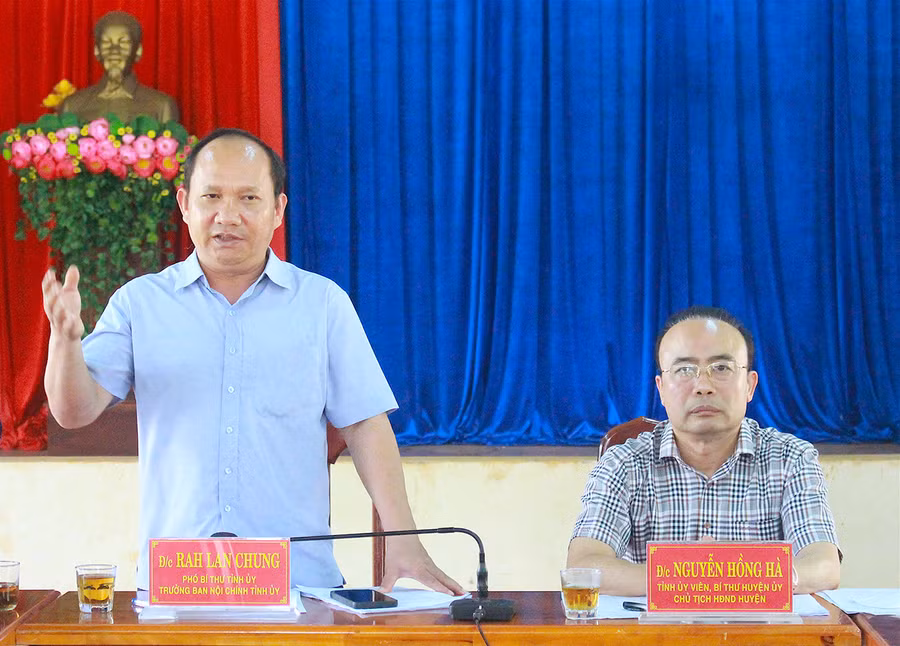 Phó Bí thư Tỉnh ủy Rah Lan Chung phát biểu chỉ đạo tại buổi làm việc với hệ thống chính trị xã Kông Htok (huyện Chư Sê). Ảnh: Mộc Trà