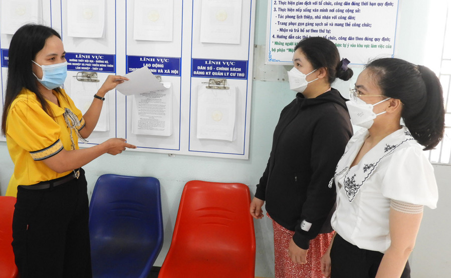 Cán bộ phường Ia Kring phổ biến các quy định thủ tục hành chính cho công dân. Ảnh: Thanh Nhật