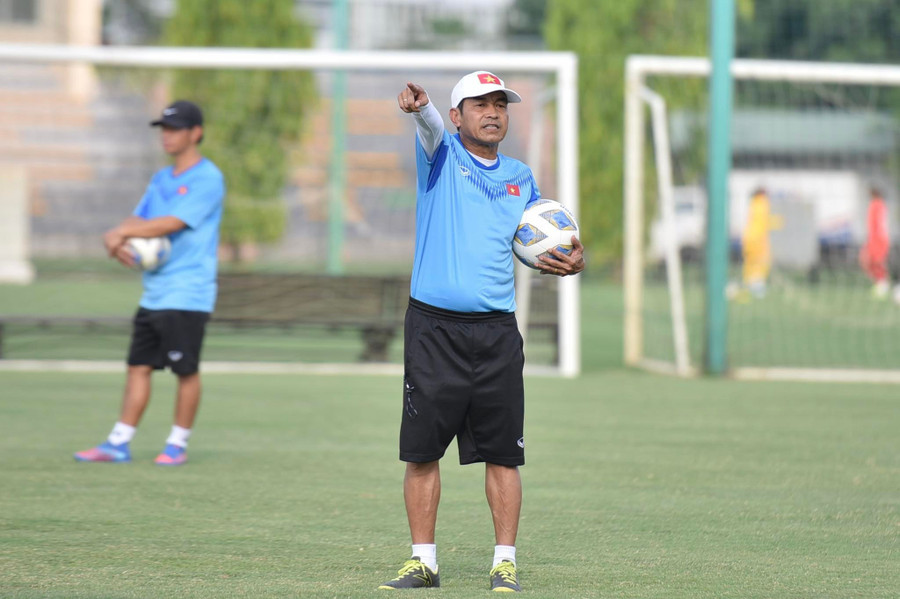 HLV Đinh Thế Nam kỳ vọng Đức Việt sẽ giúp gia cố tuyến giữa U.19 Việt Nam. Ảnh: Minh Hiếu