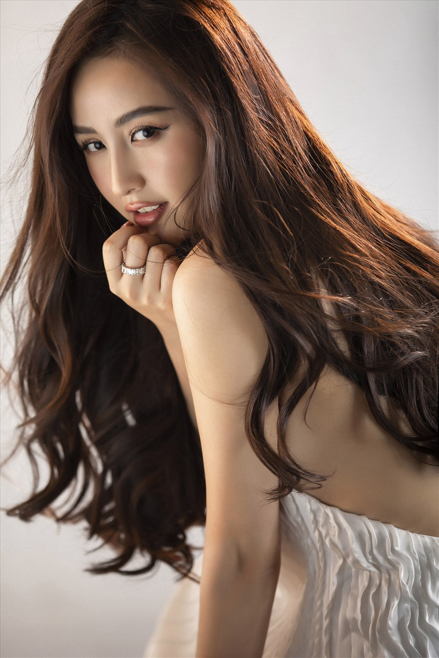 Trong bộ ảnh mới, Hoa hậu Việt Nam 2006 cũng khoe trọn sự gợi cảm ngay cả khi không mặc những trang phục hở bạo. Ảnh: Lê Thiện Viễn. 