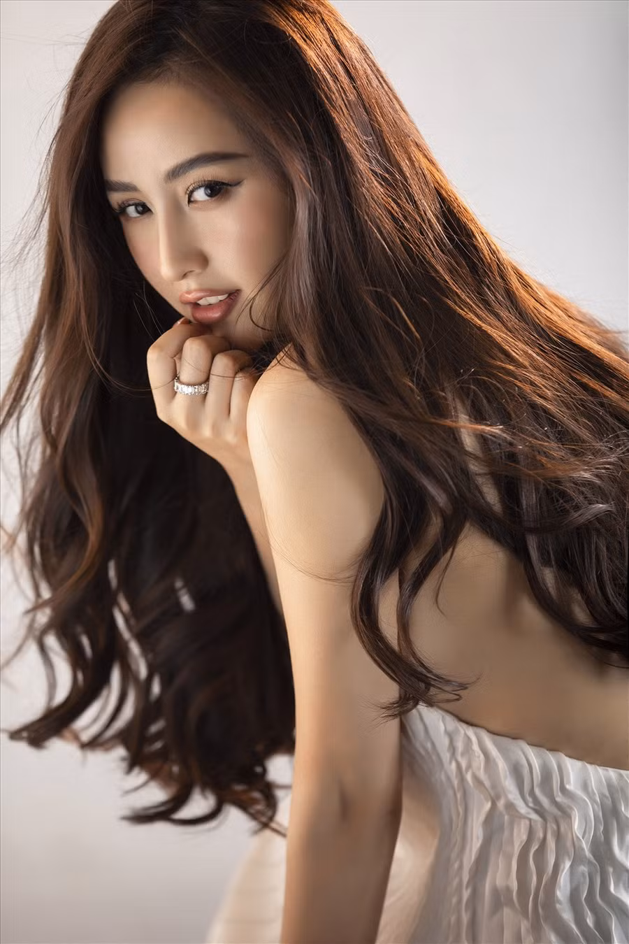 Trong bộ ảnh mới, Hoa hậu Việt Nam 2006 cũng khoe trọn sự gợi cảm ngay cả khi không mặc những trang phục hở bạo. Ảnh: Lê Thiện Viễn. 