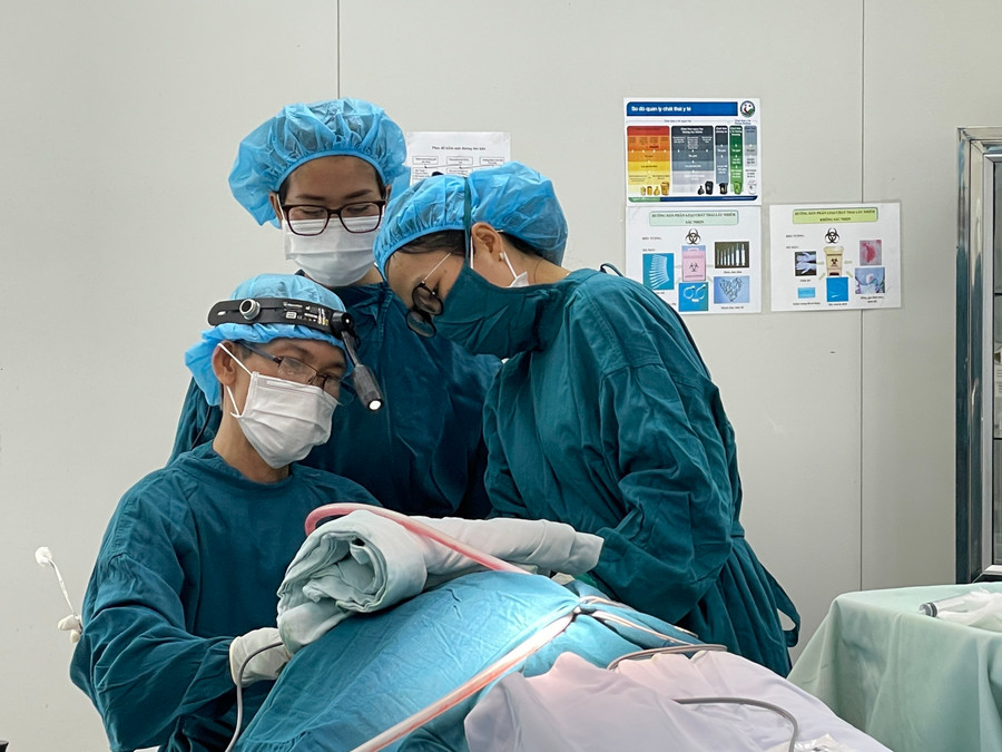 Các bệnh viện không ngừng nâng cao chất lượng khám chữa bệnh, thái độ phục vụ thu hút bệnh nhân đến khám chữa bệnh tăng nguồn thu. Ảnh: Như Nguyện