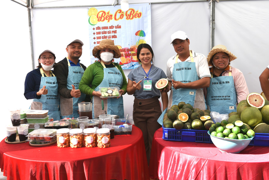 Nhiều gia đình ở xã Ia Din không chỉ làm kinh tế giỏi mà luôn tích cực tìm hướng đi mới trong xây dựng cuộc sống gia đình hạnh phúc. Ảnh: Đinh Yến