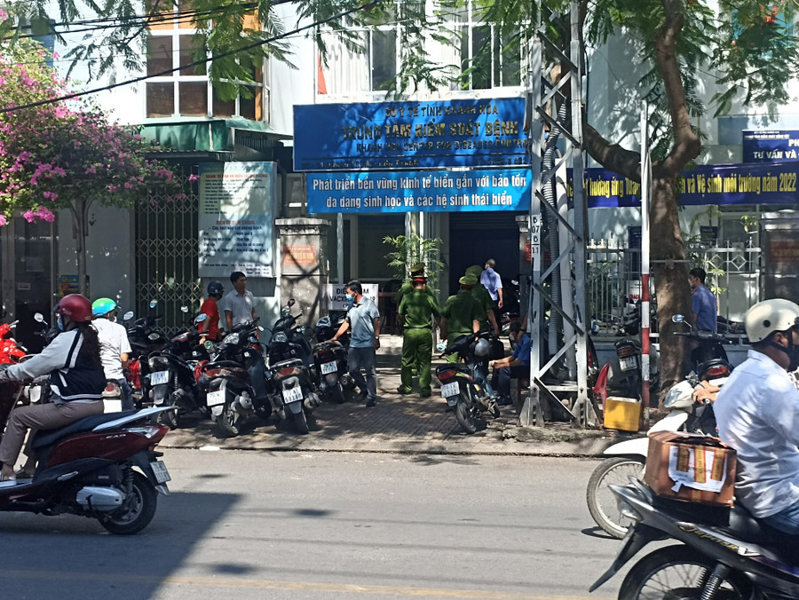 Công an khám xét nơi làm việc của Giám đốc CDC Khánh Hòa. Ảnh: Thế Quang  Công an khám xét nơi làm việc của Giám đốc CDC Khánh Hòa. Ảnh: Thế Quang
