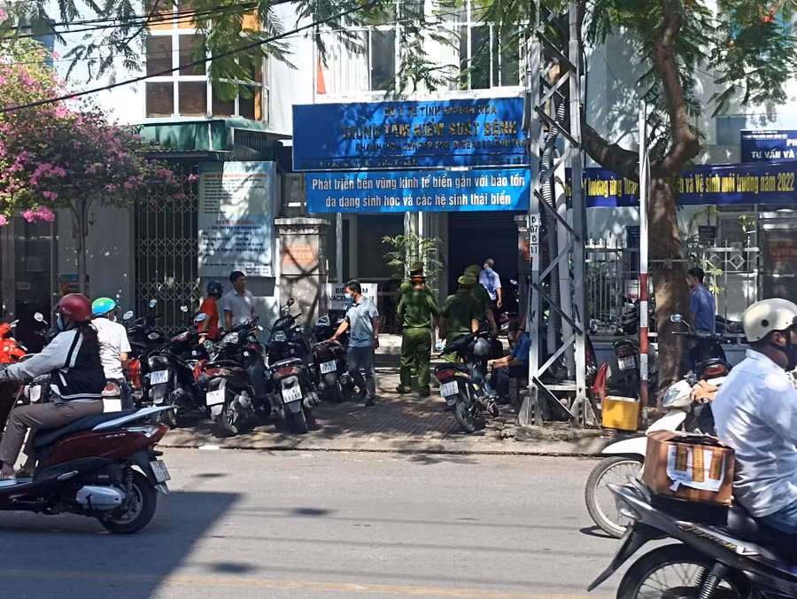  Công an khám xét nơi làm việc của Giám đốc CDC Khánh Hòa. Ảnh: Thế Quang