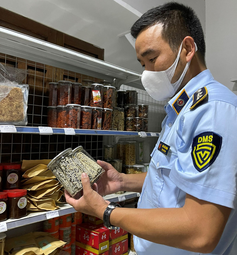 Qua kiểm tra, Đội Quản lý Thị trường số 1 phát hiện tại hộ kinh doanh ông Nguyễn Xuyến Thắng Thiện có nhiều thực phẩm không rõ nguồn gốc, xuất xứ. (Ảnh Cục Quản lý Thị trường tỉnh cung cấp) Kiểm tra tại hộ kinh doanh của ông Nguyễn Xuyến Thắng Thiện, đoàn kiểm tra phát hiện nhiều thực phẩm không rõ nguồn gốc xuất xứ. Ảnh: Vũ Thảo