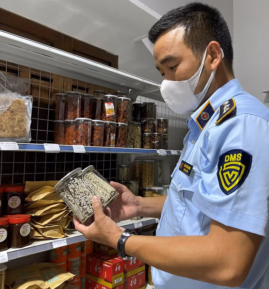  Kiểm tra tại hộ kinh doanh của ông Nguyễn Xuyến Thắng Thiện, đoàn kiểm tra phát hiện nhiều thực phẩm không rõ nguồn gốc xuất xứ. Ảnh: Vũ Thảo