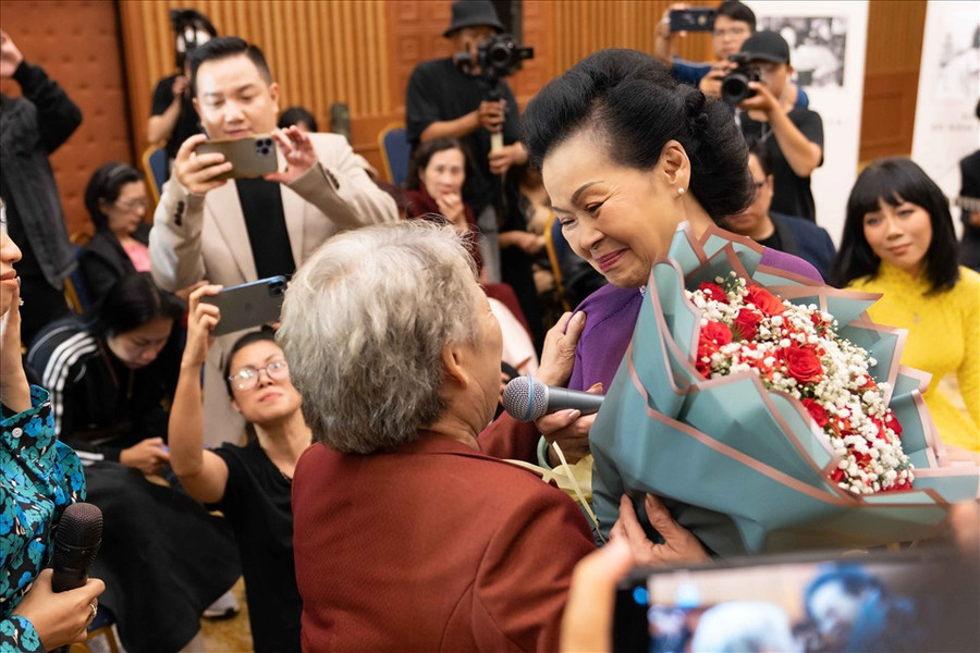 Khán giả lớn tuổi hạnh phúc khi gặp Khánh Ly. Ảnh: NSCC Khán giả lớn tuổi hạnh phúc khi gặp Khánh Ly. Ảnh: NSCC