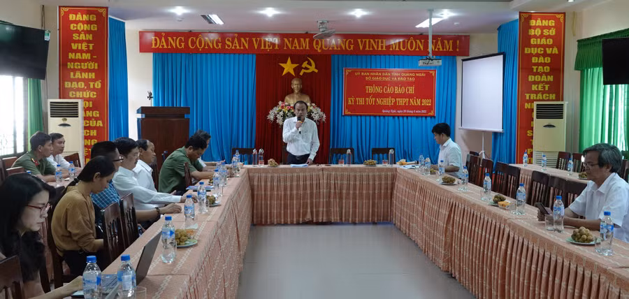 Buổi họp tại Sở GD-ĐT tỉnh Quảng Ngãi. Ảnh: Phạm Anh