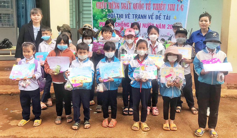  Ban tổ chức trao giải cho các học sinh có tranh vẽ đẹp và chuyển tải tốt thông điệp về phòng chống đuối nước. Ảnh: Minh Châu 