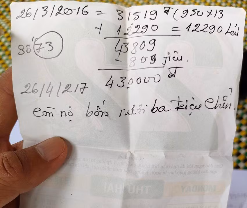 Mảnh giấy nợ của anh A Lun được đánh số 73 và ghi cắt lãi theo năm.