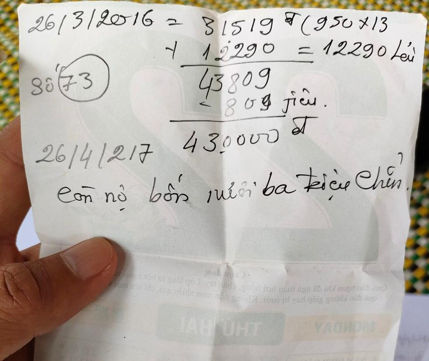 Mảnh giấy nợ của anh A Lun được đánh số 73 và ghi cắt lãi theo năm.