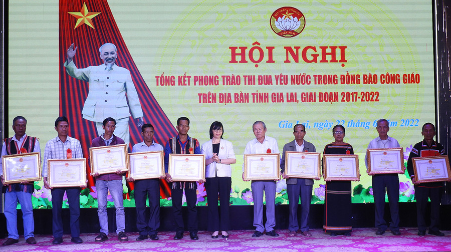 Các điển hình thi đua yêu nước trong đồng bào Công giáo được tặng bằng khen của Chủ tịch UBND tỉnh. Ảnh: Thanh Nhật Các điển hình thi đua yêu nước trong đồng bào Công giáo được tặng bằng khen của Chủ tịch UBND tỉnh. Ảnh: Thanh Nhật