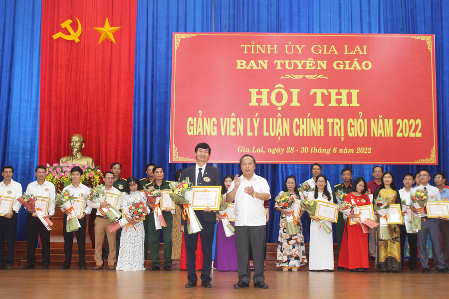 Đồng chí Châu Ngọc Tuấn-Phó Bí thư Thường trực Tỉnh ủy, Trưởng đoàn đại biểu Quốc hội tỉnh trao giải nhất cho thí sinh Nguyễn Xuân Hà. Ảnh: Phan Lài