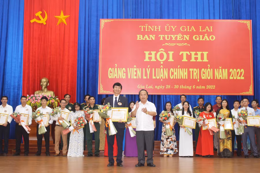 Đồng chí Châu Ngọc Tuấn-Phó Bí thư Thường trực Tỉnh ủy, Trưởng đoàn đại biểu Quốc hội tỉnh trao giải nhất cho thí sinh Nguyễn Xuân Hà. Ảnh: Phan Lài