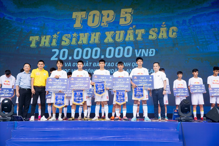 Huấn luyện viên Kiatisak của Hoàng Anh Gia Lai trao phần thưởng cho 5 cầu thủ được tuyển chọn từ chương trình. Ảnh: Duyên Duyên