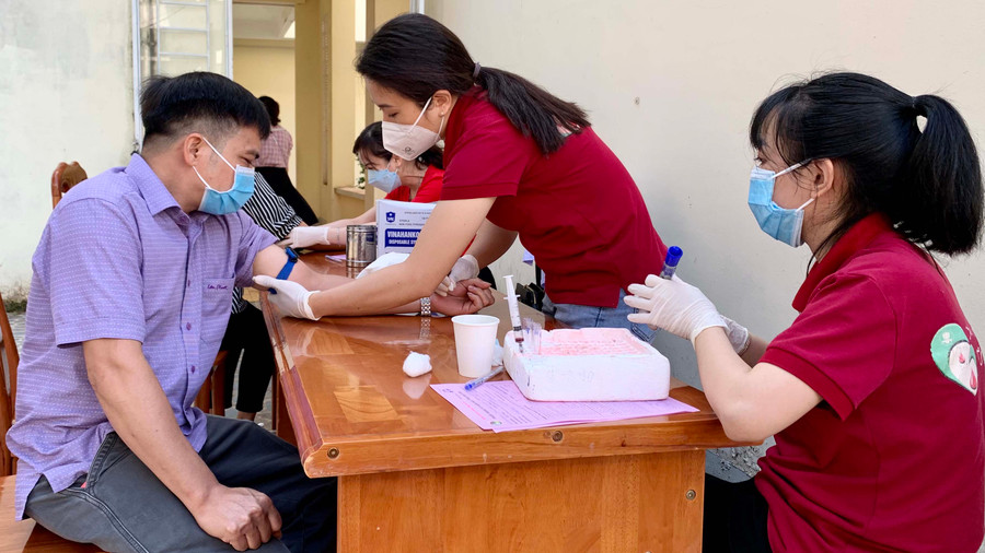 Khám sàng lọc cho người dân trước khi tham gia HMTN. Ảnh: Như Nguyện Khám sàng lọc cho người dân trước khi tham gia HMTN. Ảnh: Như Nguyện