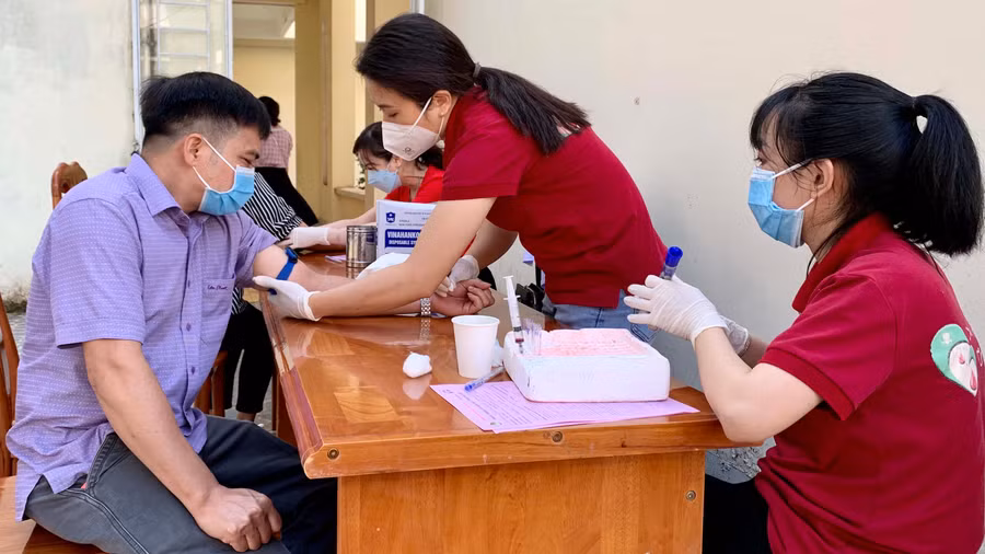 Khám sàng lọc cho người dân trước khi tham gia HMTN. Ảnh: Như Nguyện