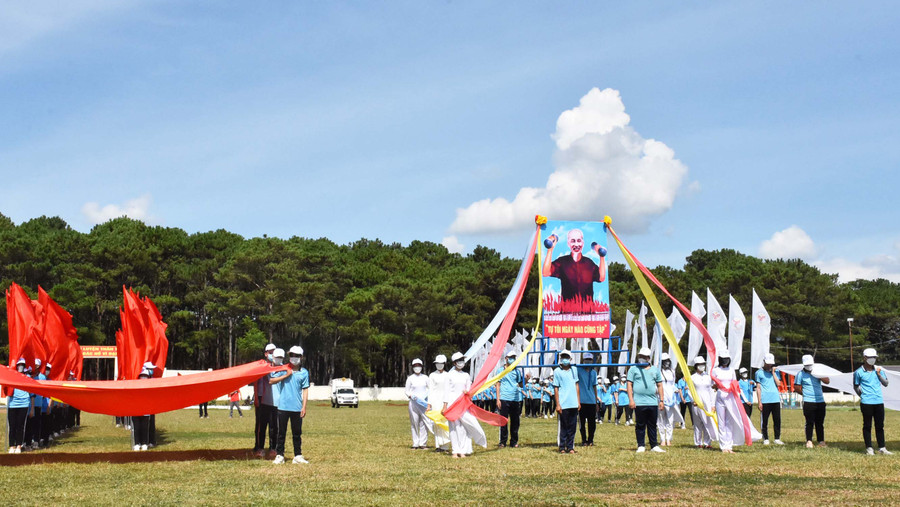 Quang cảnh lễ khai mạc đại hội Thể dục thể thao huyện lần thứ VI-2022. Ảnh: Hà Phương