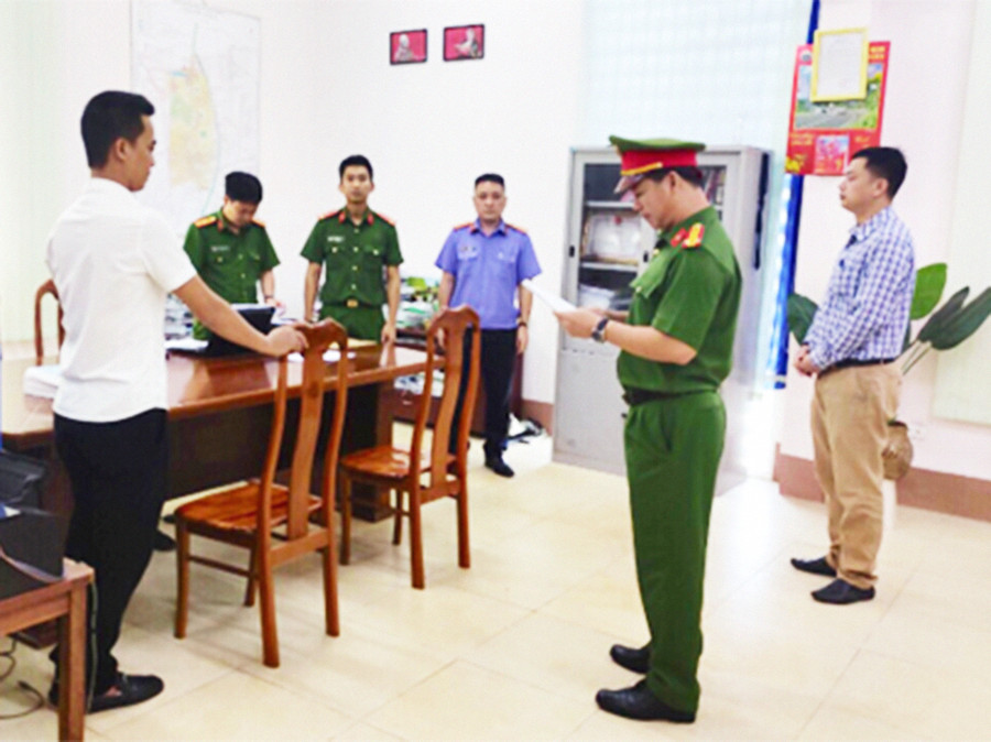  Anh Dương Trường Giang trình bày với phóng viên Báo Người Lao Động về chứng cứ, tài liệu mà đối tượng dùng để lừa đảo, khiến anh mất 400 triệu đồng. Ảnh Hoàng Phúc
