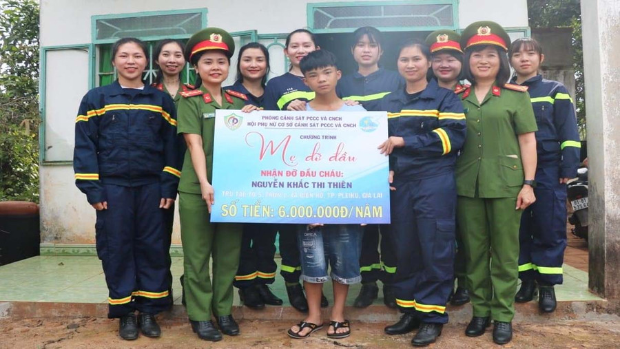 Cháu Thiên sẽ được nhận hỗ trợ 6 triệu đồng mỗi năm trong vòng 5 năm. Ảnh: Văn Ngọc