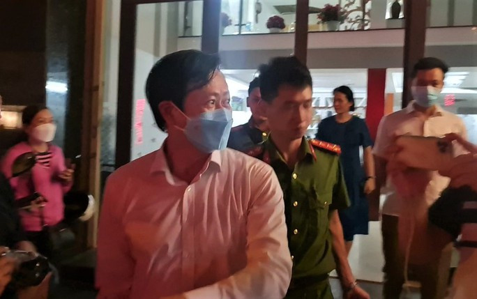 Tối 20-6, sau khi hoàn thành khám xét tại nhà riêng, lực lượng chức năng tiếp tục tiến hành khám xét và thu giữ nhiều tài liệu có liên quan tại phòng làm việc của ông Thạnh và các bị can tại trụ sở CDC Đà Nẵng. Tối 20-6, sau khi hoàn thành khám xét tại nhà riêng, lực lượng chức năng tiếp tục tiến hành khám xét và thu giữ nhiều tài liệu có liên quan tại phòng làm việc của ông Thạnh và các bị can tại trụ sở CDC Đà Nẵng