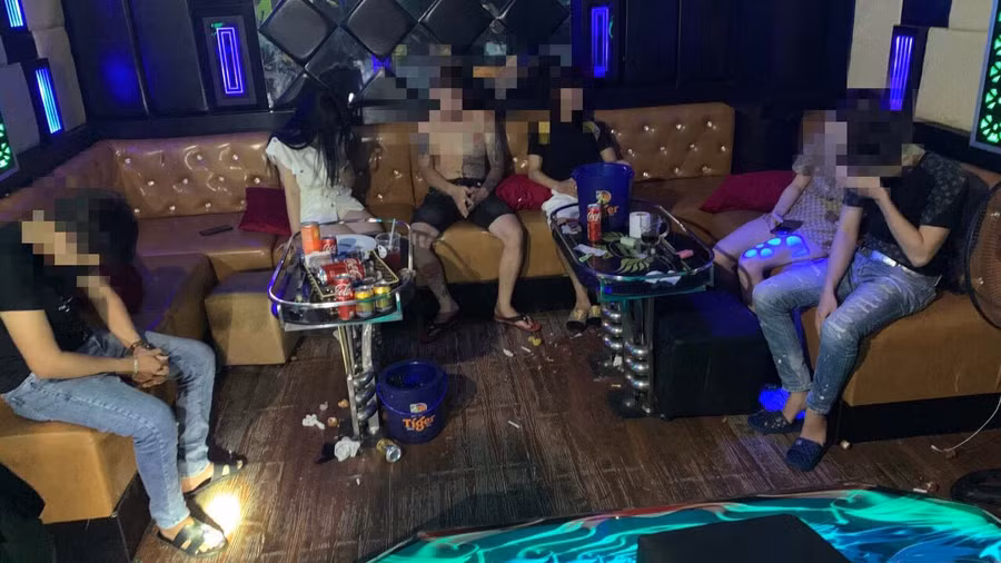 Các đối tượng bị bắt quả tang tại karaoke. Ảnh: Văn Tiến