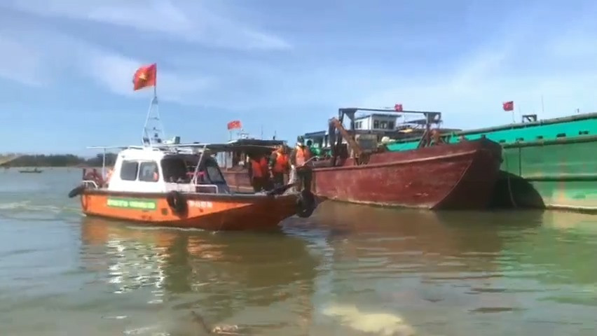 Lực lượng chức năng đưa các ngư dân gặp nạn về đất liền. Ảnh: Thanh Chung Lực lượng chức năng đưa các ngư dân gặp nạn về đất liền. Ảnh: Thanh Chung